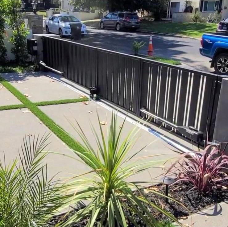 Automatic swing driveway gate with gate openers
