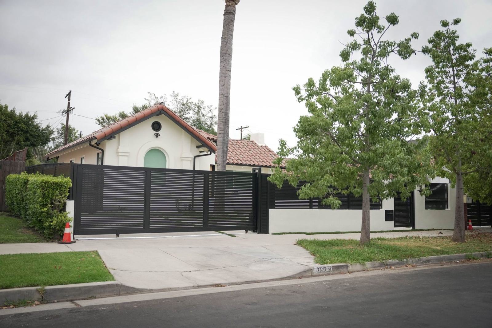 Sliding aluminum driveway gate